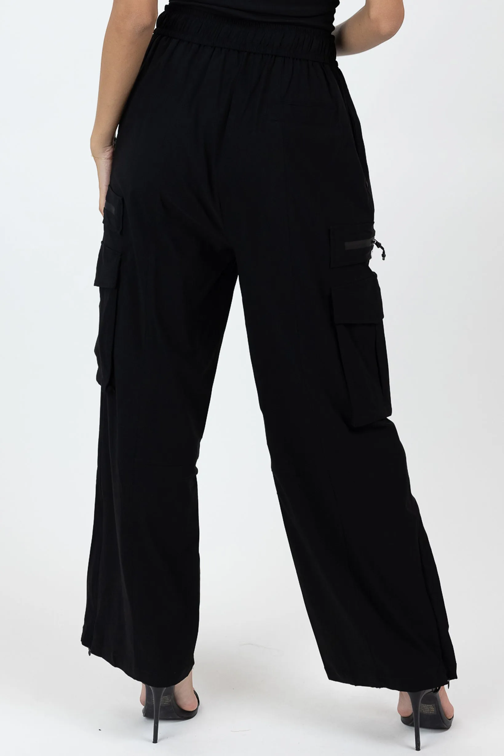 Modelle/Move Wide Leg Cargo Pants