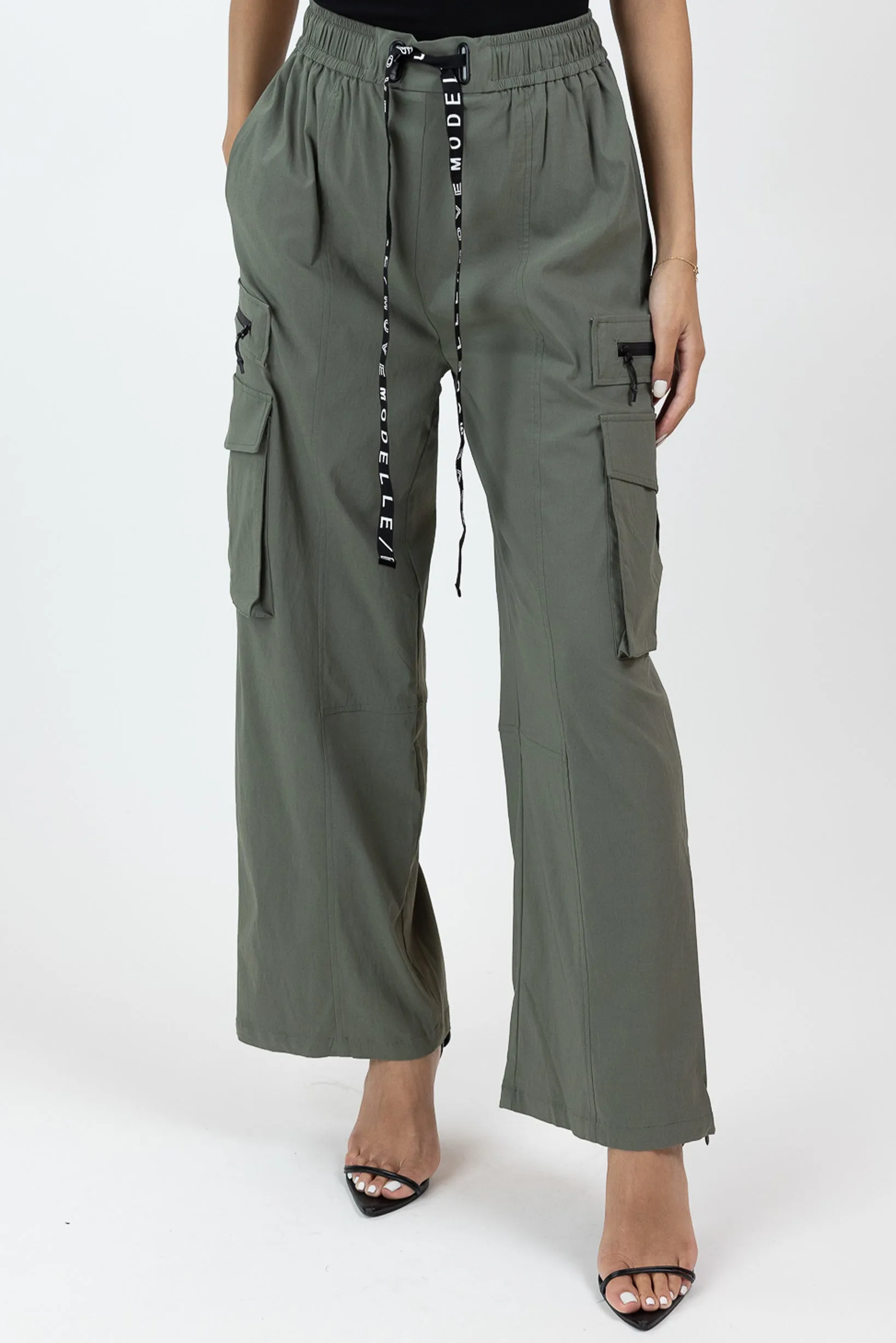 Modelle/Move Wide Leg Cargo Pants