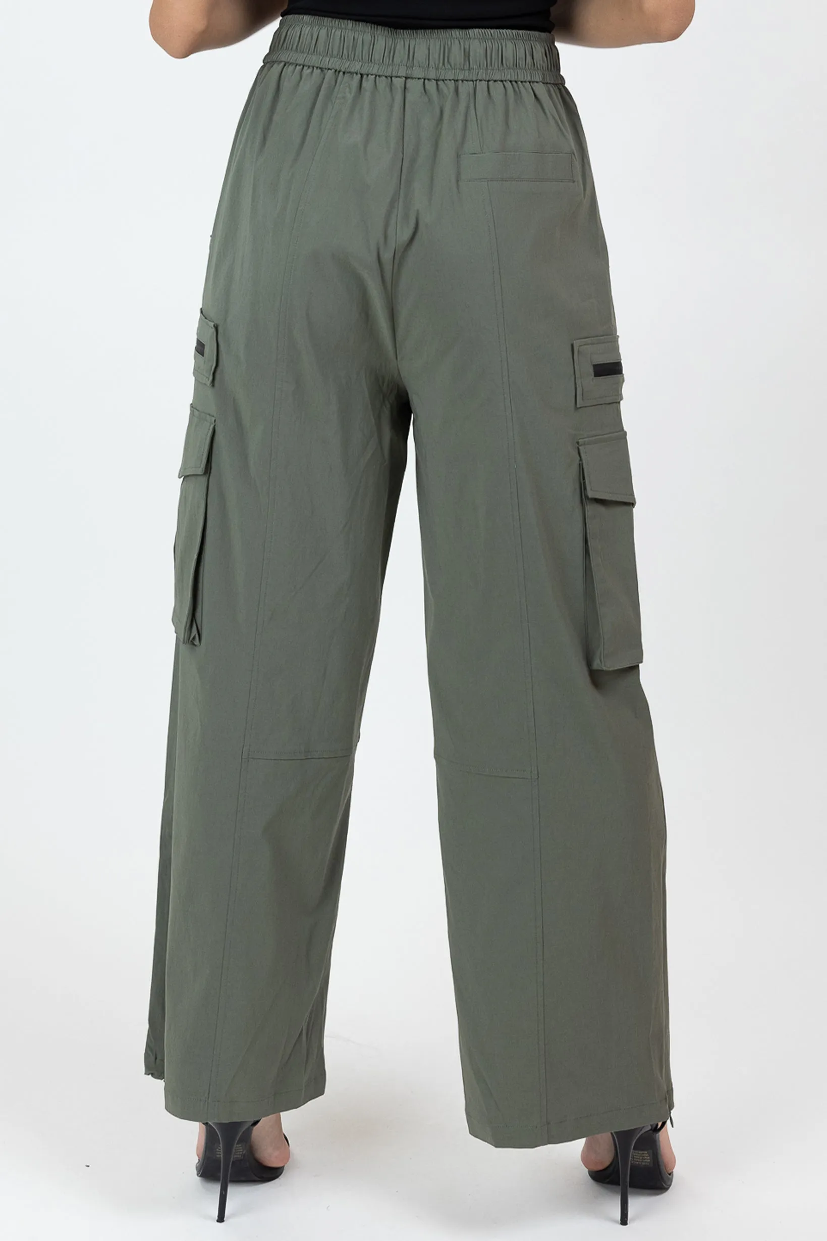 Modelle/Move Wide Leg Cargo Pants